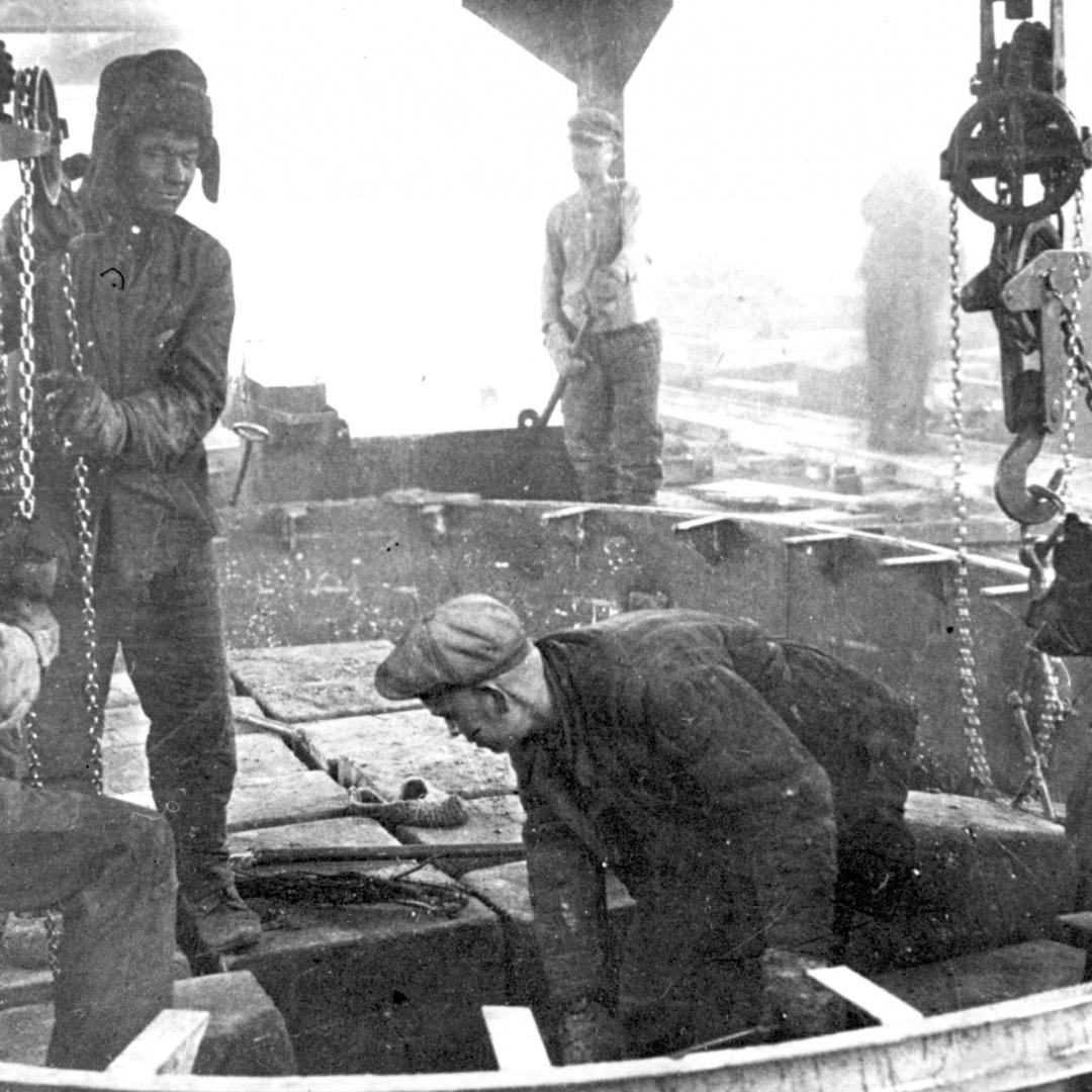 Старейшее алюминиевое производство в Сибири — Новокузнецкий алюминиевый завод — было пущено в строй в ночь на 7 января 1943 года.