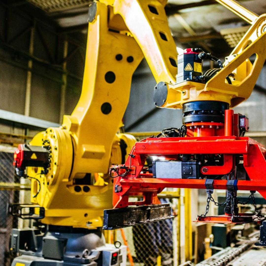 Старейшее алюминиевое производство в Сибири — Новокузнецкий алюминиевый завод — было пущено в строй в ночь на 7 января 1943 года.