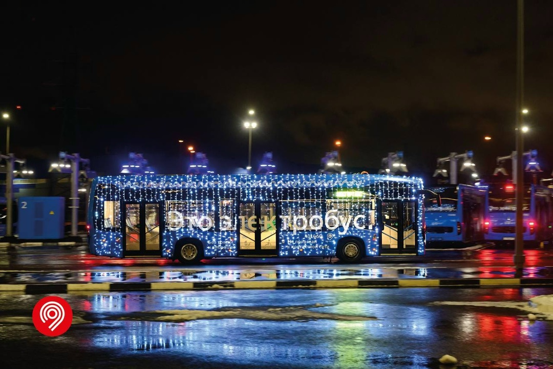 Время волшебства и чудес! Каждый год в Москве гирляндами украшают наш любимый транспорт. Электробусы КАМАЗа смотрятся в такой иллюминации еще красивее.