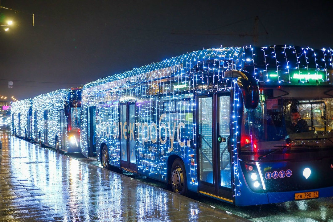 Время волшебства и чудес! Каждый год в Москве гирляндами украшают наш любимый транспорт. Электробусы КАМАЗа смотрятся в такой иллюминации еще красивее.