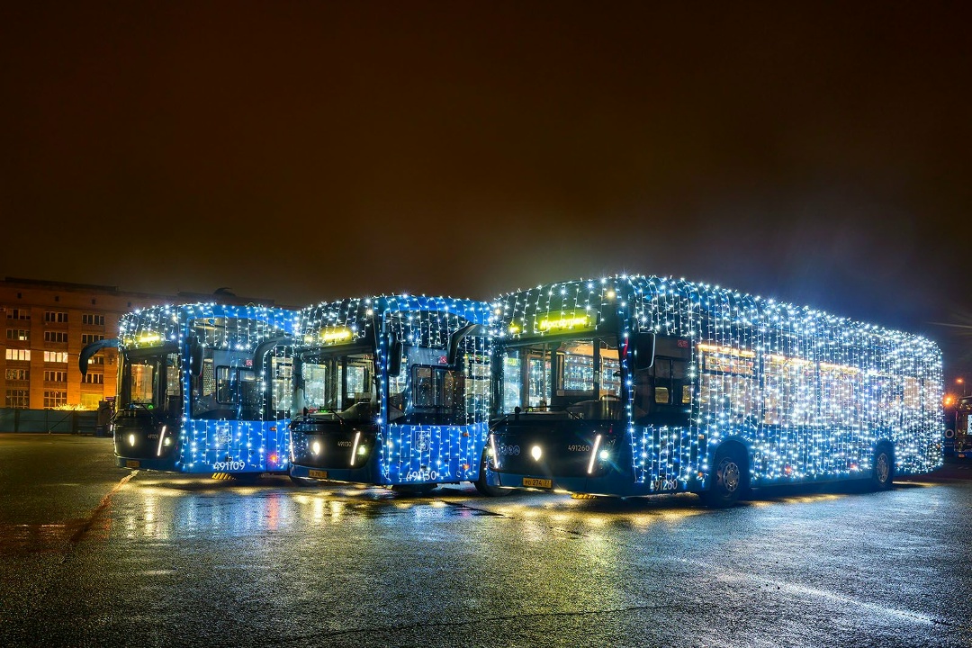 Время волшебства и чудес! Каждый год в Москве гирляндами украшают наш любимый транспорт. Электробусы КАМАЗа смотрятся в такой иллюминации еще красивее.