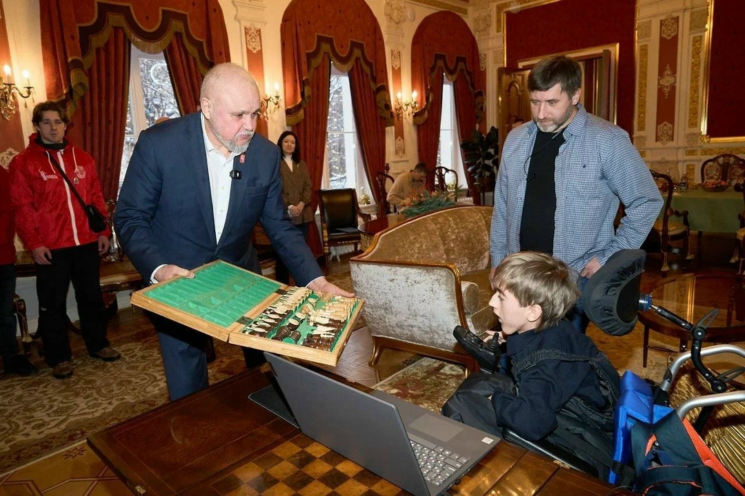 Сергей Цивилев подарил шахматы мальчику из подмосковного Домодедова