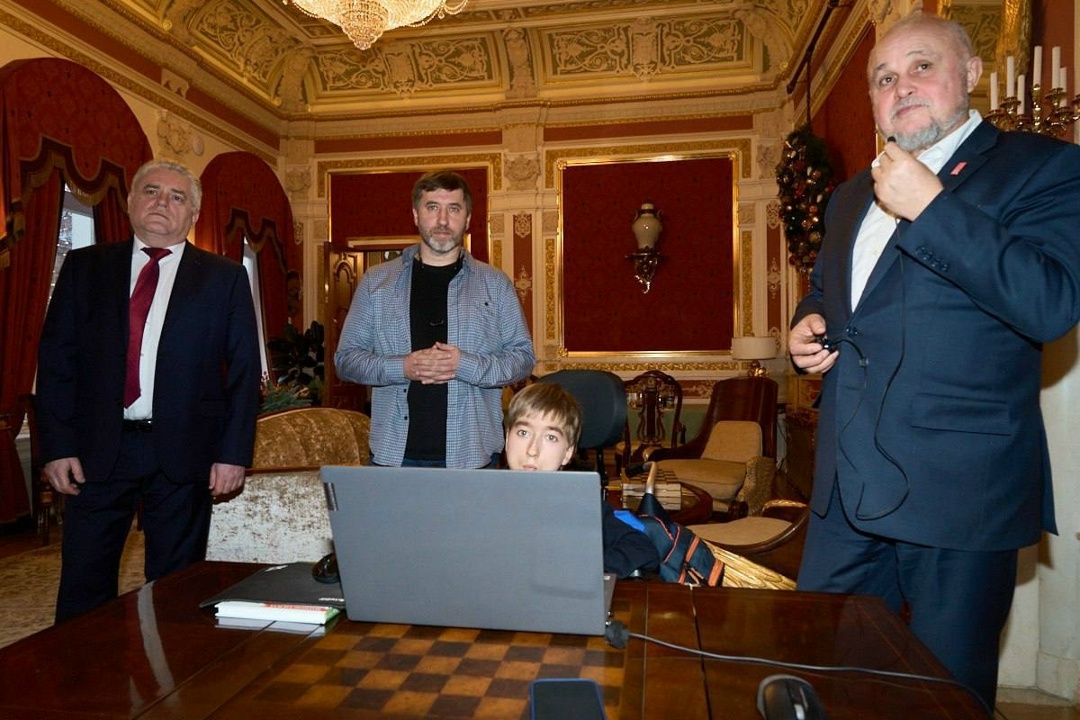 Сергей Цивилев подарил шахматы мальчику из подмосковного Домодедова