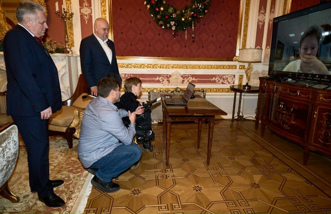 Сергей Цивилев подарил шахматы мальчику из подмосковного Домодедова