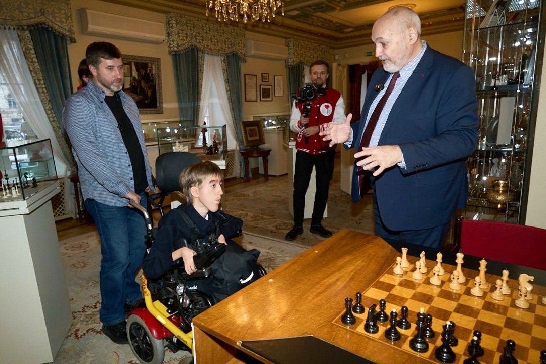 Сергей Цивилев подарил шахматы мальчику из подмосковного Домодедова