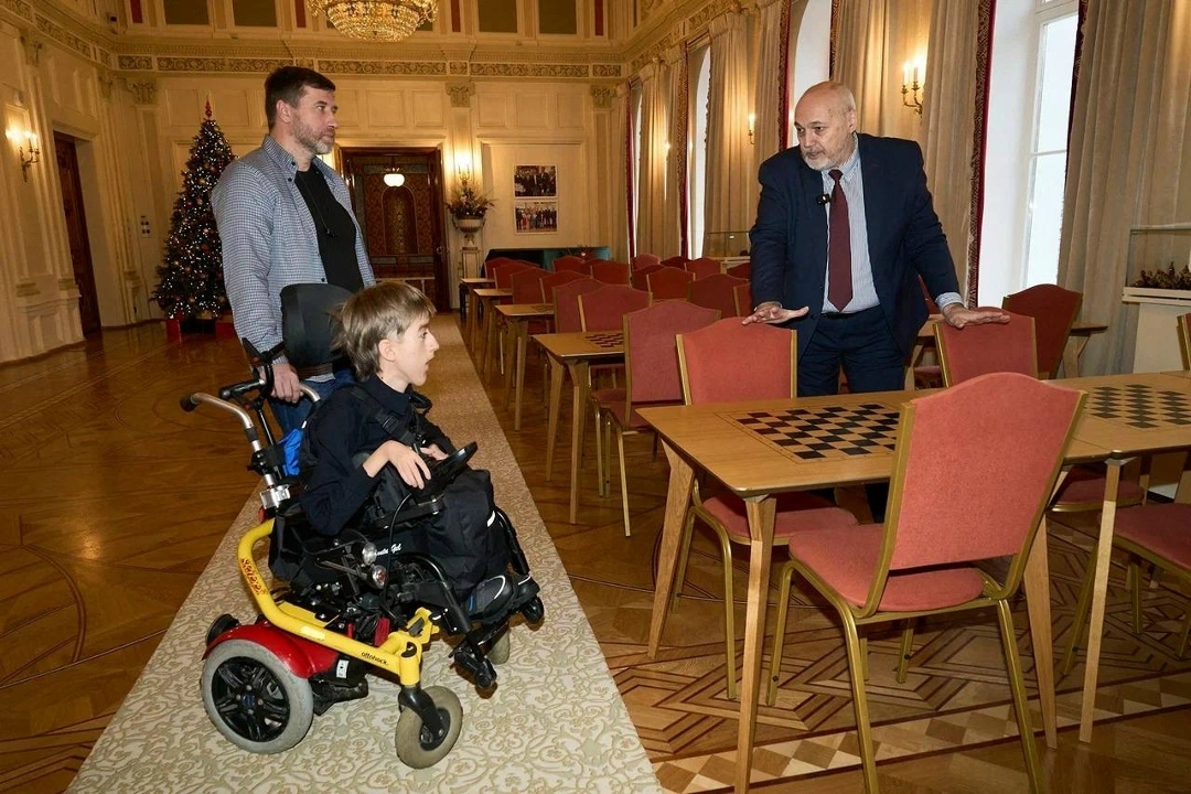 Сергей Цивилев подарил шахматы мальчику из подмосковного Домодедова