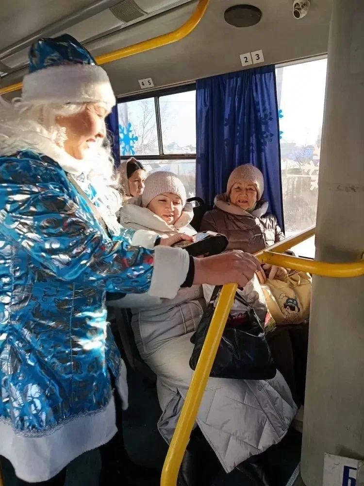 «Новогодний автобус» привез праздник в города России