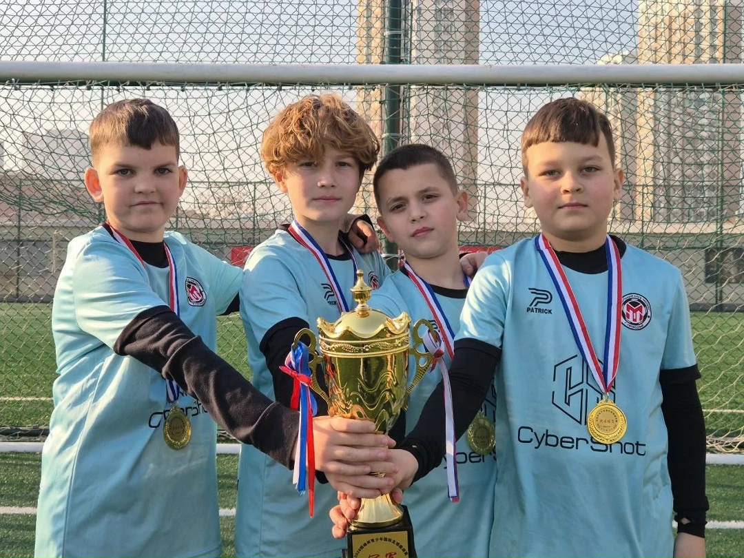 В НОВЫЙ ГОД - С ПОБЕДОЙ Свободненский Футбольный клуб "Метеор", в котором играют дети работников Амурского ГПЗ, вернулся из Китая с победой