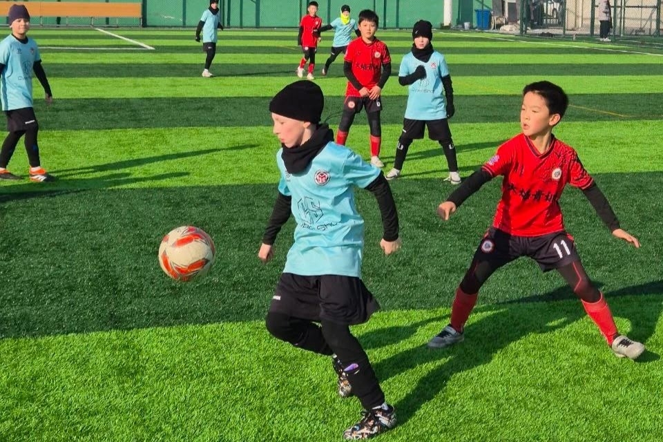 В НОВЫЙ ГОД - С ПОБЕДОЙ Свободненский Футбольный клуб "Метеор", в котором играют дети работников Амурского ГПЗ, вернулся из Китая с победой