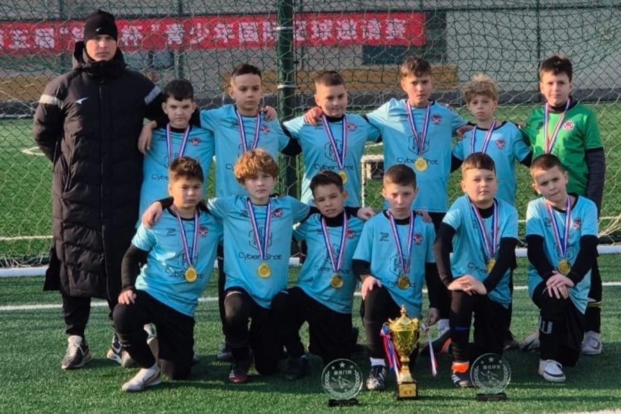 В НОВЫЙ ГОД - С ПОБЕДОЙ Свободненский Футбольный клуб "Метеор", в котором играют дети работников Амурского ГПЗ, вернулся из Китая с победой