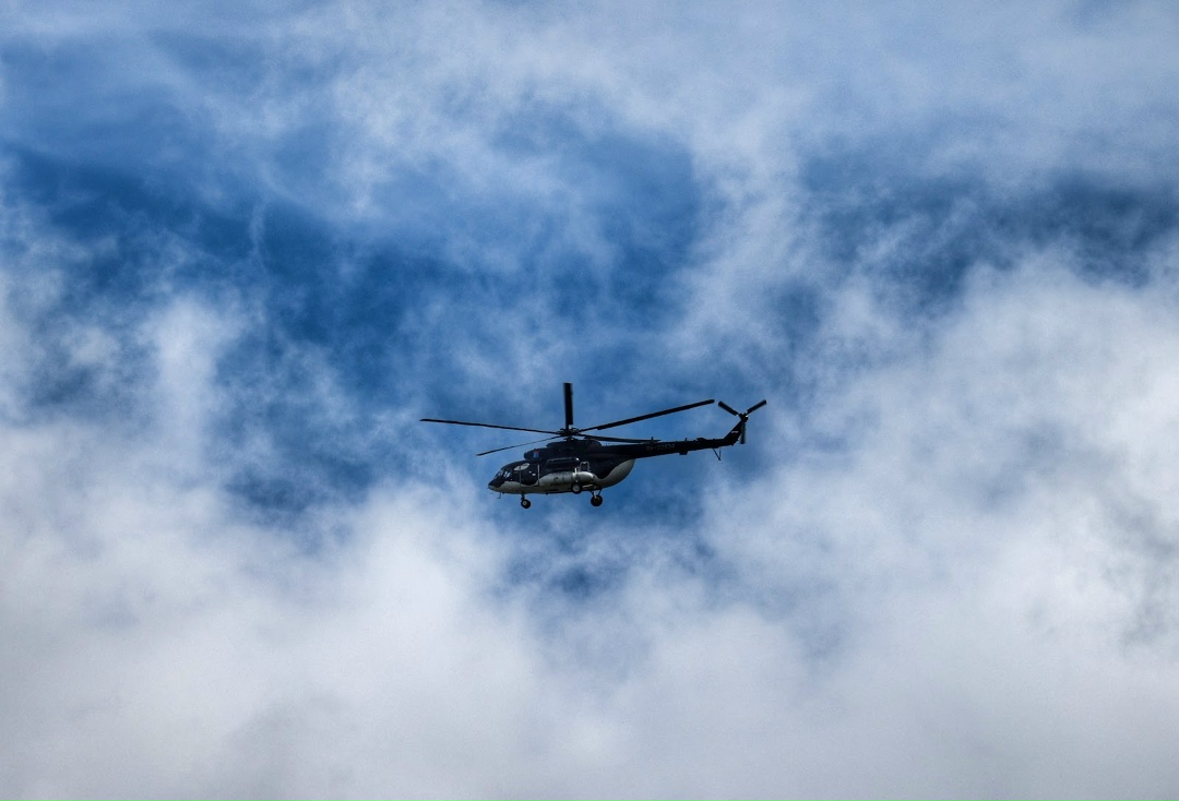 Голубое небо, черно-белый вертолет Постепенно настраиваемся на рабочие будни, которые, к слову, не прекращались у этих красивых машин