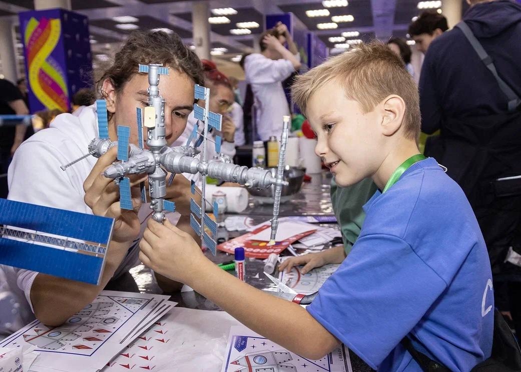 Дмитрий Чернышенко: На платформе «Добро.РФ» зарегистрировано 244 тыс. волонтеров в сфере науки.