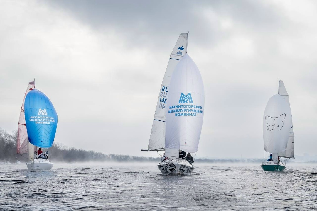 Паруса по льду? Да! А вы бы рискнули выйти под парус зимой на Урале?