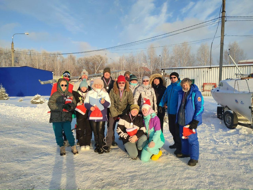 Паруса по льду? Да! А вы бы рискнули выйти под парус зимой на Урале?