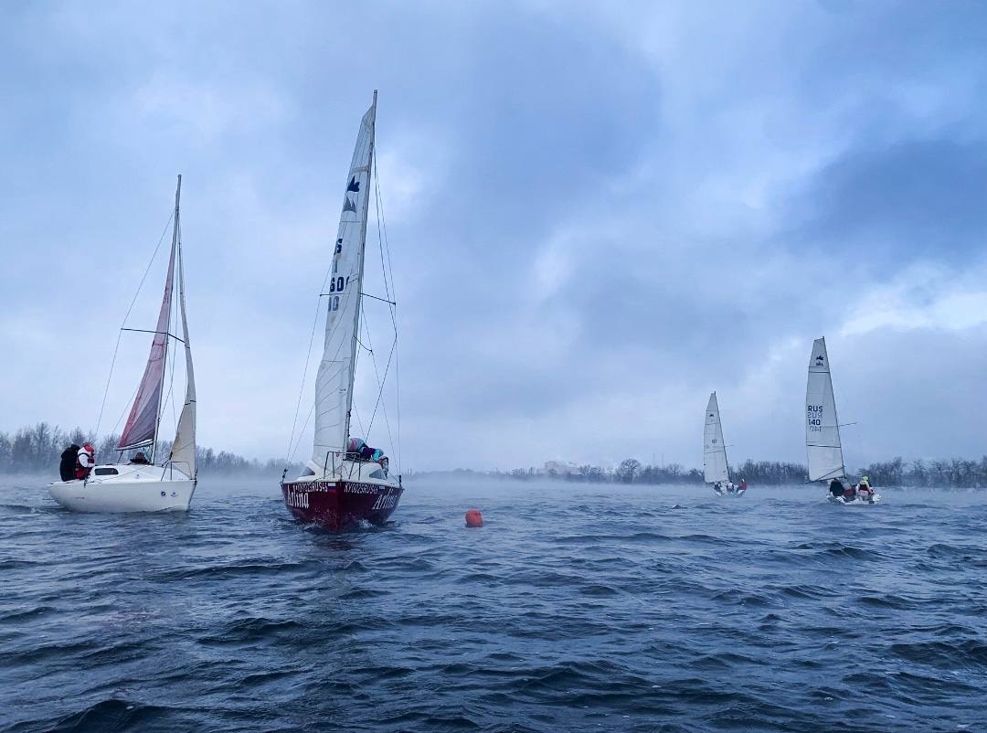 Паруса по льду? Да! А вы бы рискнули выйти под парус зимой на Урале?