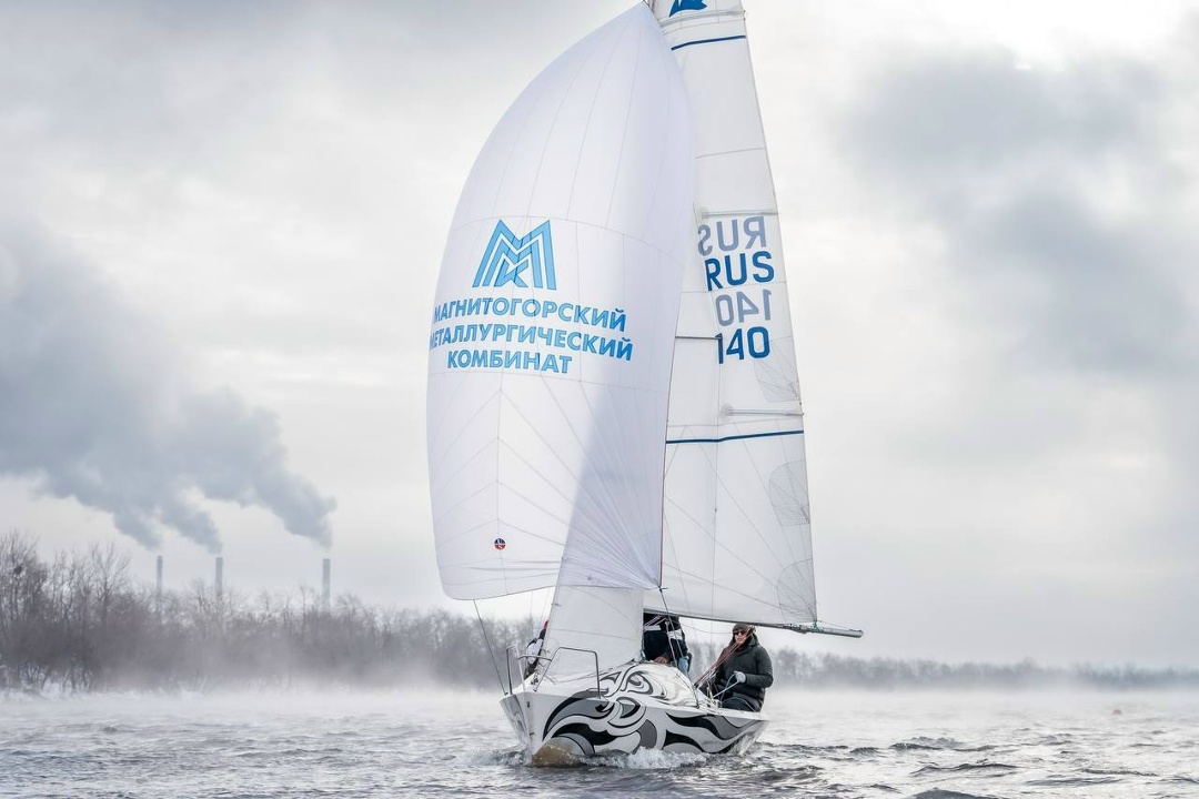 Паруса по льду? Да! А вы бы рискнули выйти под парус зимой на Урале?