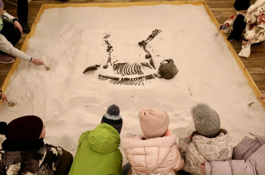 Парк югорского периода При поддержке ЛУКОЙЛа на территории уникального природно-археологического комплекса «Барсова гора» построен мультимедийный музей, не…