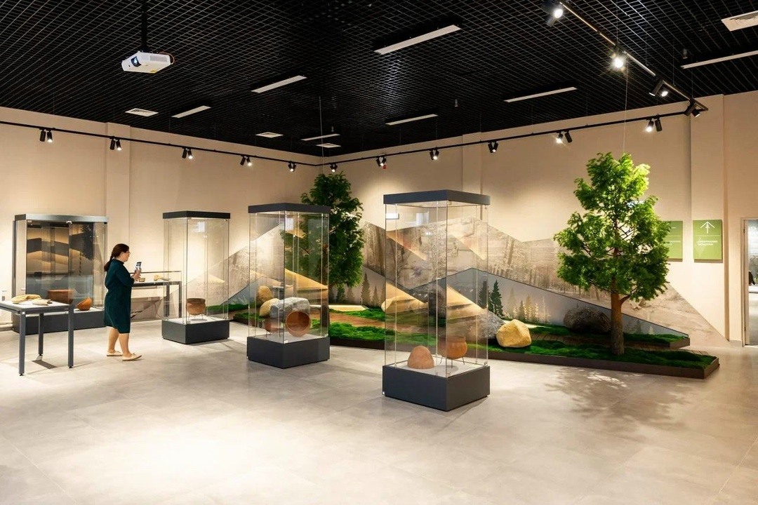 Парк югорского периода При поддержке ЛУКОЙЛа на территории уникального природно-археологического комплекса «Барсова гора» построен мультимедийный музей, не…