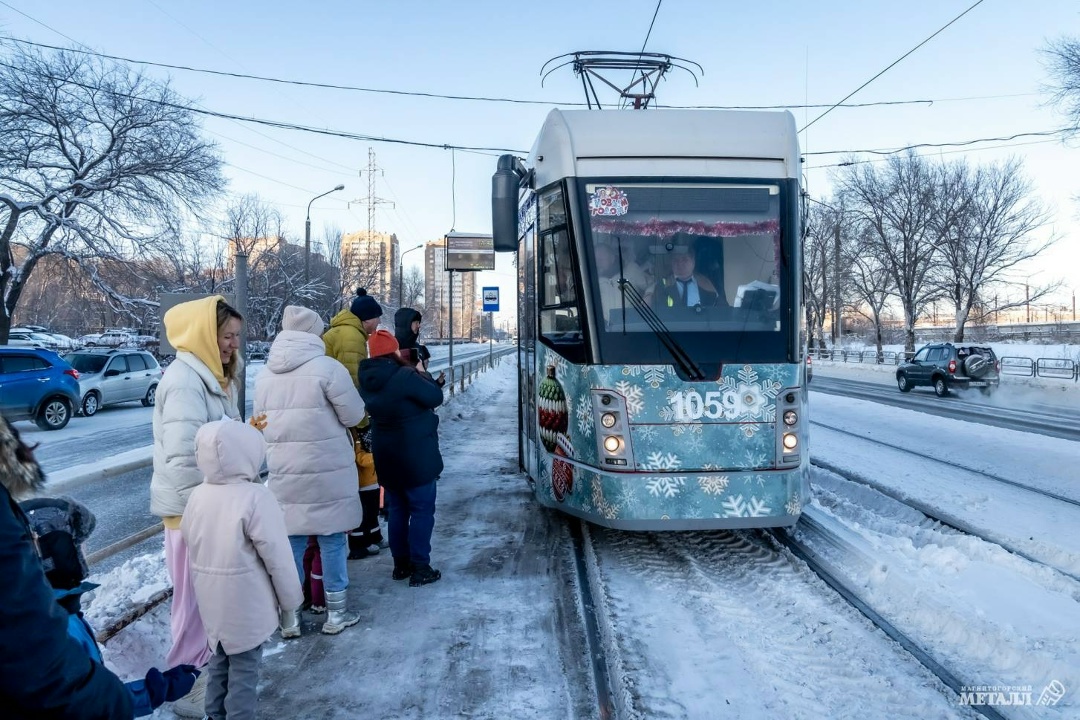 В праздники по городу курсировал «Новогодний трамвайчик» Украшенный снаружи и внутри, с ёлкой, гирляндами и игрушками.