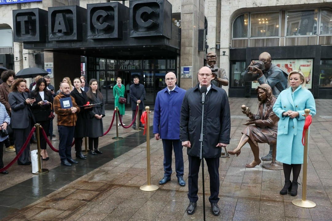 Дмитрий Чернышенко поздравил сотрудников отечественной медиаотрасли с Днем российской печати.