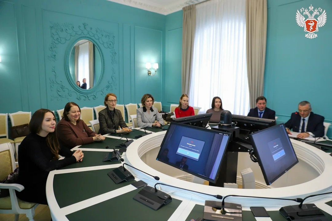 С Днем российской печати! Помощник министра здравоохранения РФ Алексей Кузнецов поздравил представителей российских СМИ с Днем российской печати и вручил…