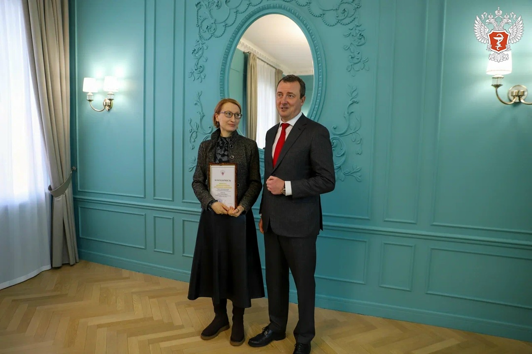 С Днем российской печати! Помощник министра здравоохранения РФ Алексей Кузнецов поздравил представителей российских СМИ с Днем российской печати и вручил…