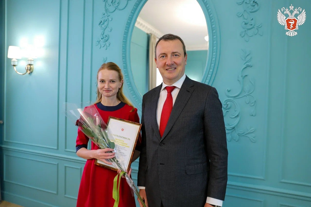 С Днем российской печати! Помощник министра здравоохранения РФ Алексей Кузнецов поздравил представителей российских СМИ с Днем российской печати и вручил…