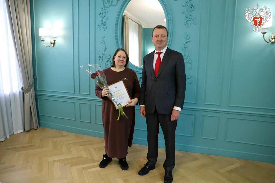 С Днем российской печати! Помощник министра здравоохранения РФ Алексей Кузнецов поздравил представителей российских СМИ с Днем российской печати и вручил…