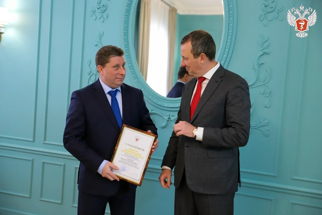 С Днем российской печати! Помощник министра здравоохранения РФ Алексей Кузнецов поздравил представителей российских СМИ с Днем российской печати и вручил…