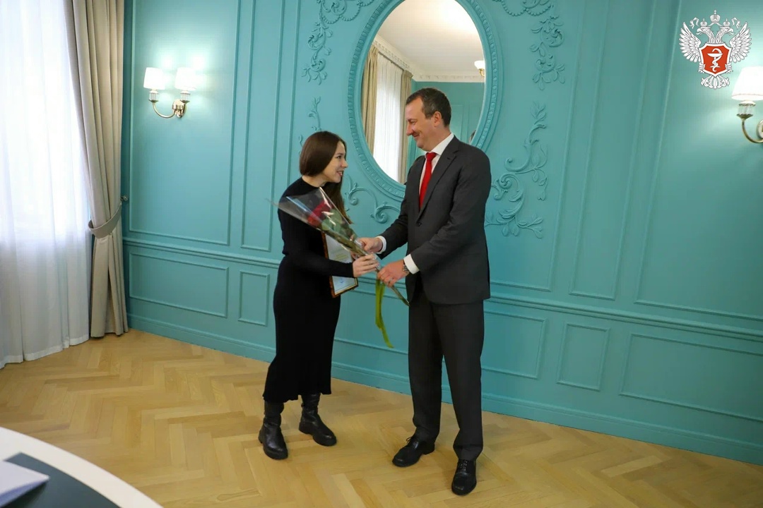 С Днем российской печати! Помощник министра здравоохранения РФ Алексей Кузнецов поздравил представителей российских СМИ с Днем российской печати и вручил…