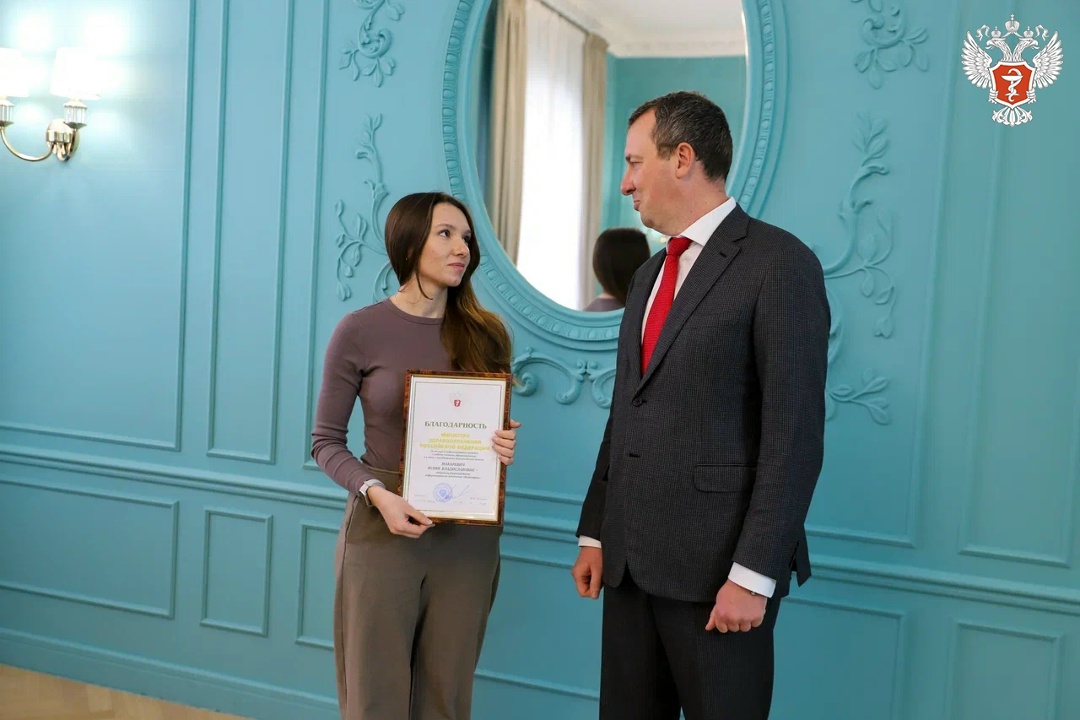 С Днем российской печати! Помощник министра здравоохранения РФ Алексей Кузнецов поздравил представителей российских СМИ с Днем российской печати и вручил…