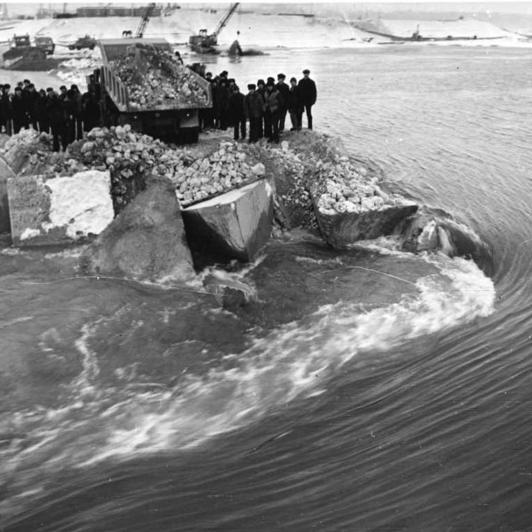 Чебоксарская ГЭС 15 января 1981 года была официально включена в число действующих предприятий Советского Союза Министерством энергетики и электрификации СССР.