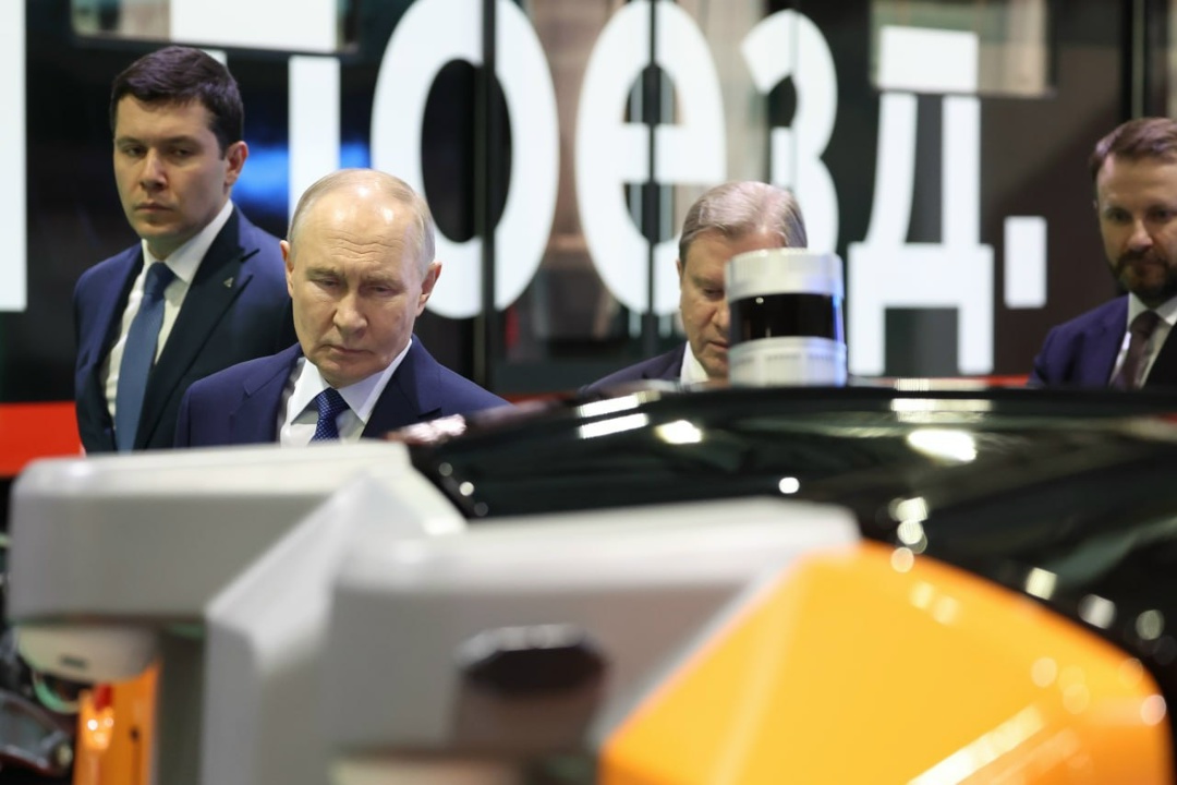 На площадке электродепо «Аминьевское» в Москве Владимир Путин осмотрел выставку, посвящённую развитию российских автономных систем