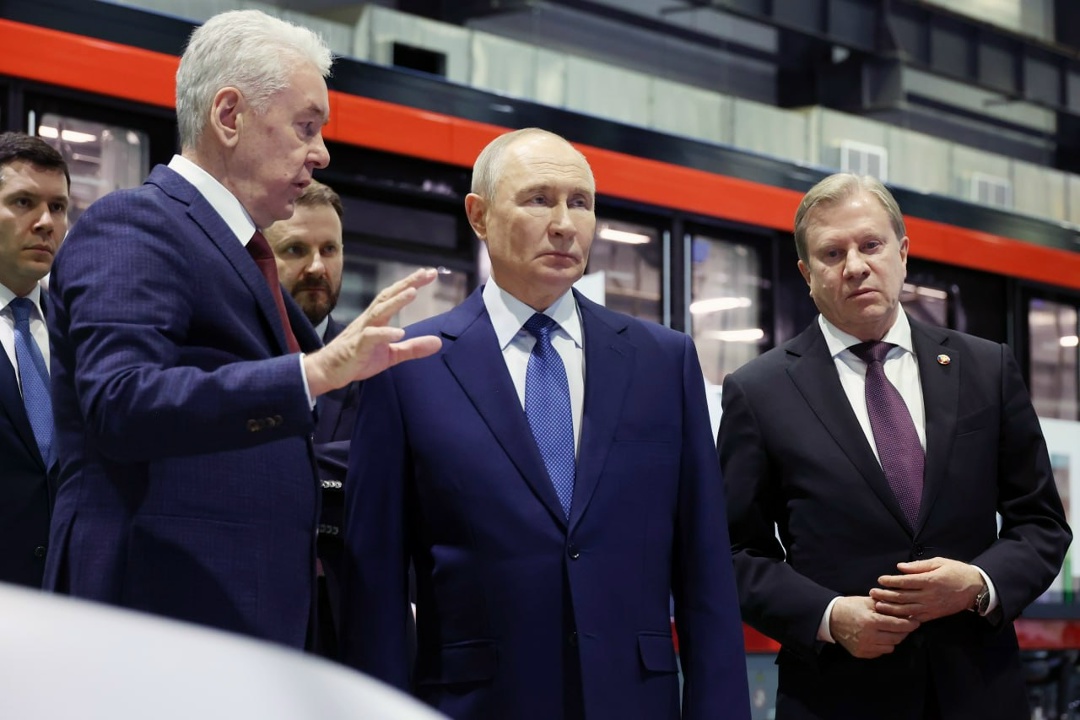 На площадке электродепо «Аминьевское» в Москве Владимир Путин осмотрел выставку, посвящённую развитию российских автономных систем