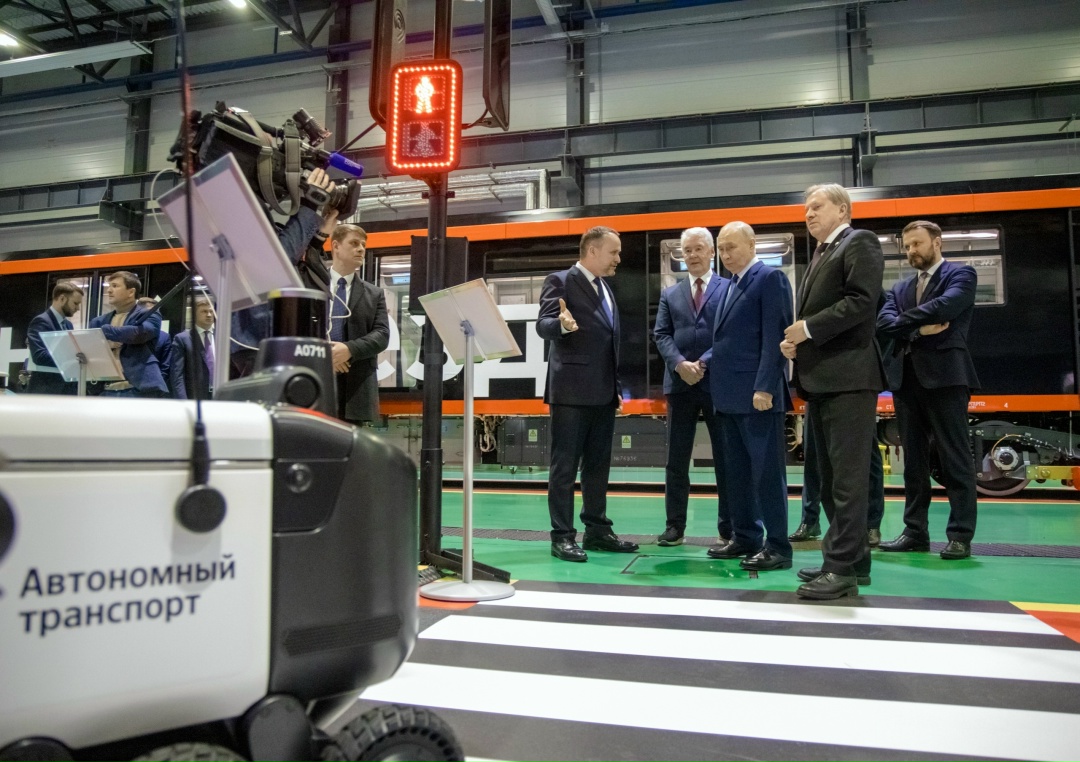 Роверы, роботакси и автономные грузовики: Владимир Путин ознакомился с передовыми отечественными технологиями