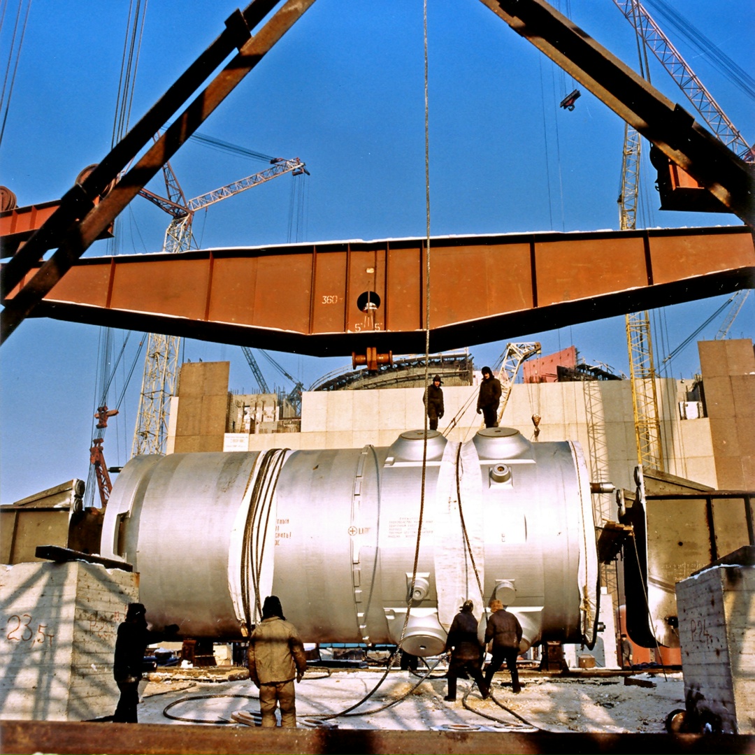 Из архива. Летом 1984-го на площадку будущего энергоблока № 1 Балаковской АЭС установили корпус реактора весом 325 тонн.