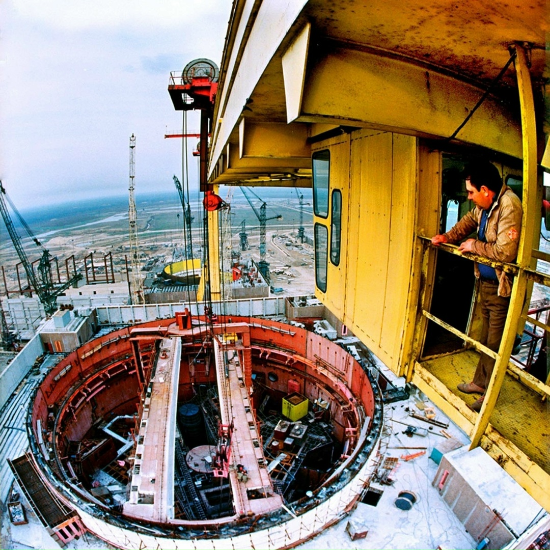 Из архива. Летом 1984-го на площадку будущего энергоблока № 1 Балаковской АЭС установили корпус реактора весом 325 тонн.