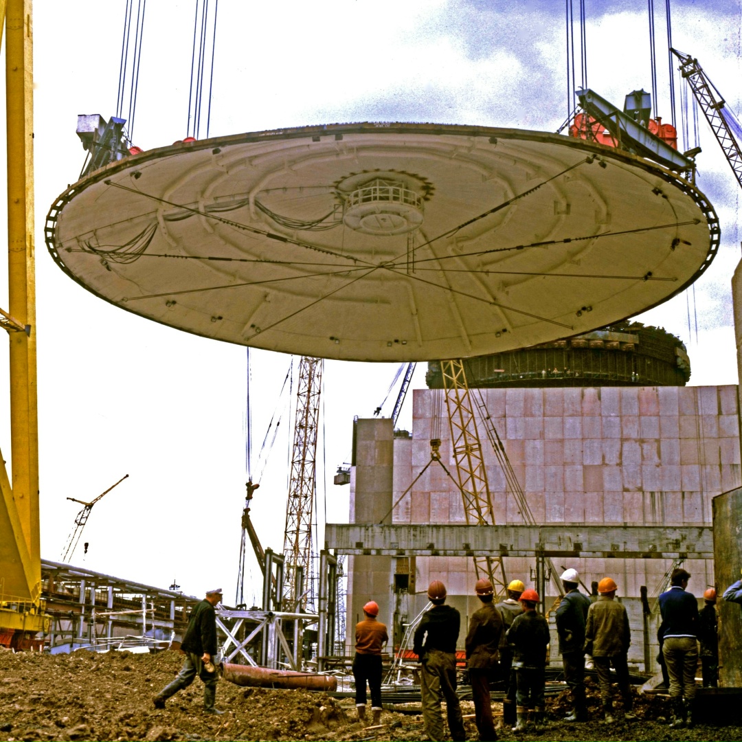 Из архива. Летом 1984-го на площадку будущего энергоблока № 1 Балаковской АЭС установили корпус реактора весом 325 тонн.