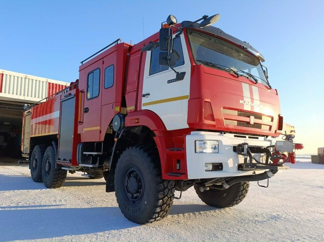 Какая красота, вызывайте пожарных! Хотя подождите… Они уже здесь! Парк пожарно-спасательной службы аэропорта Кольцово пополнил новенький КАМАЗ.