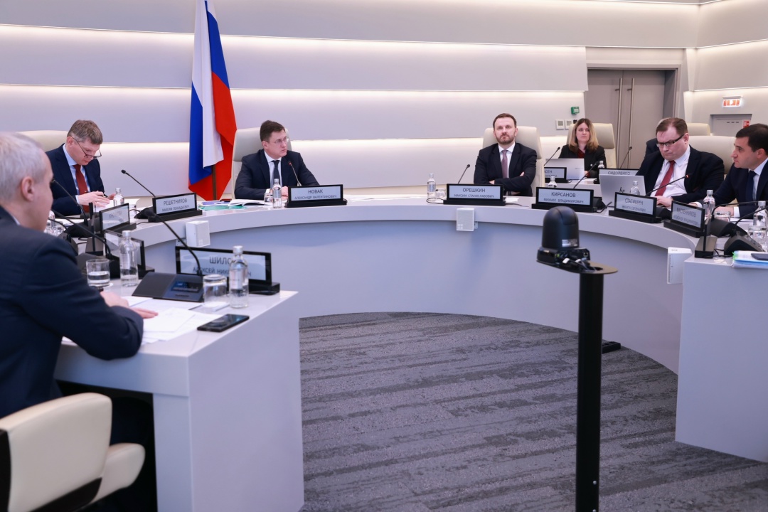 Александр Новак провел совещание по текущей ситуации в экономике.