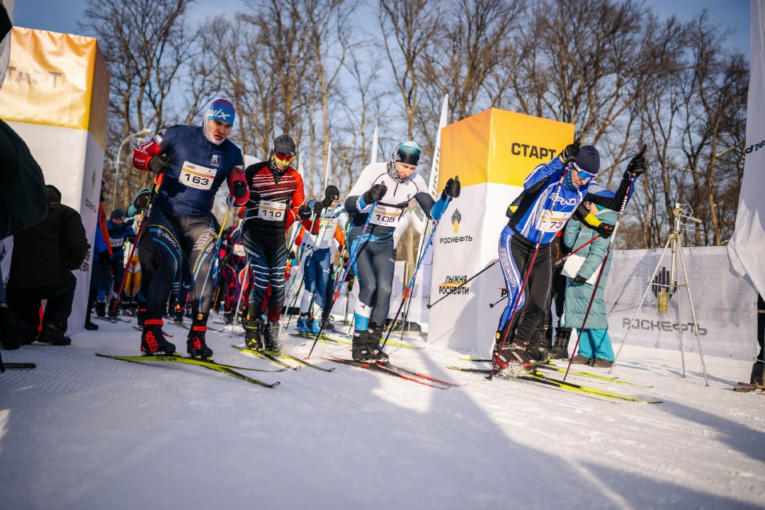 На старт, внимание, Уфа! В Уфе прошли корпоративные гонки «Лыжня Роснефти» — на старт вышли сотрудники 34 дочерних предприятий компании вместе с семьями