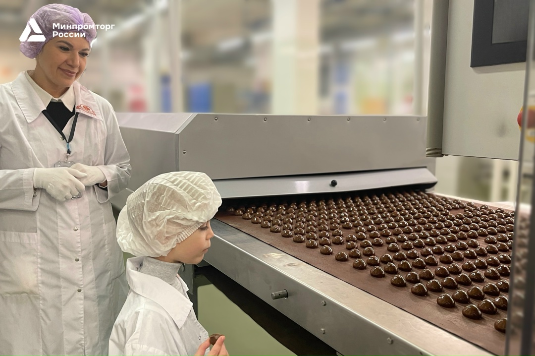 Статс-секретарь - замглавы Минпромторга России Роман Чекушов принял участие в благотворительной акции «Ёлка желаний»: