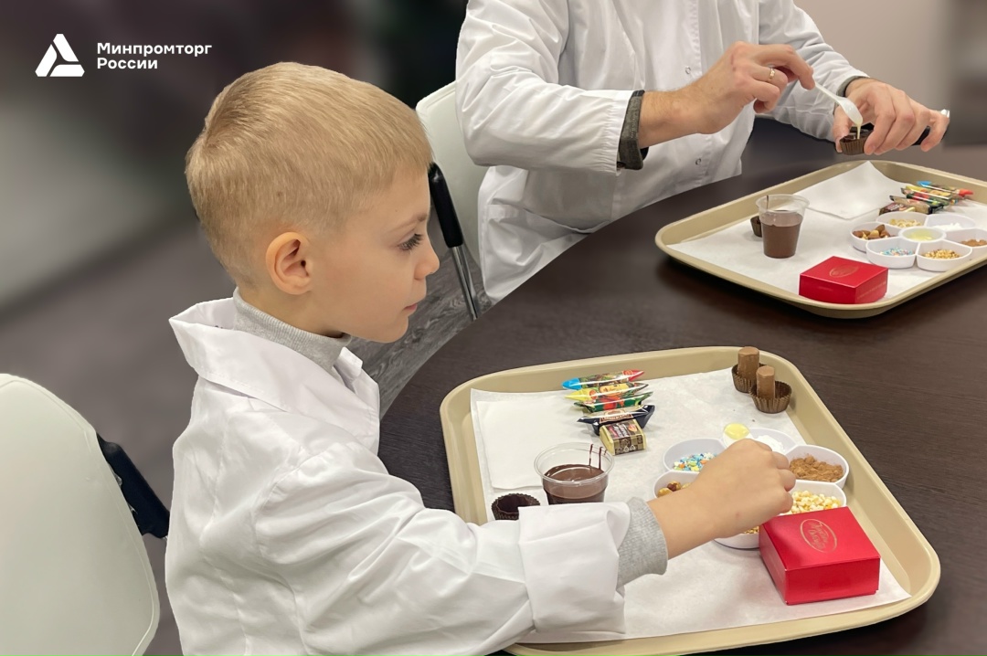 Статс-секретарь - замглавы Минпромторга России Роман Чекушов принял участие в благотворительной акции «Ёлка желаний»: