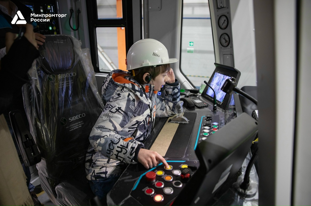 Статс-секретарь - замглавы Минпромторга России Роман Чекушов принял участие в благотворительной акции «Ёлка желаний»: