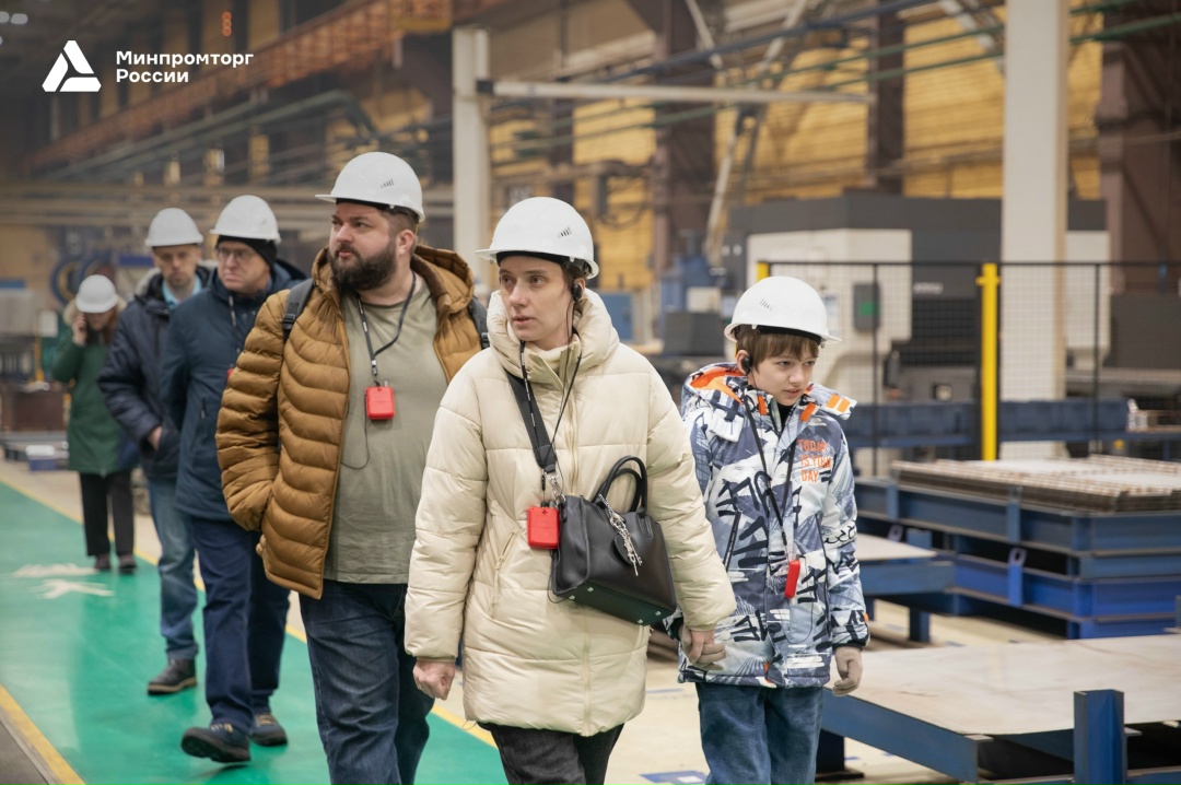 Статс-секретарь - замглавы Минпромторга России Роман Чекушов принял участие в благотворительной акции «Ёлка желаний»: