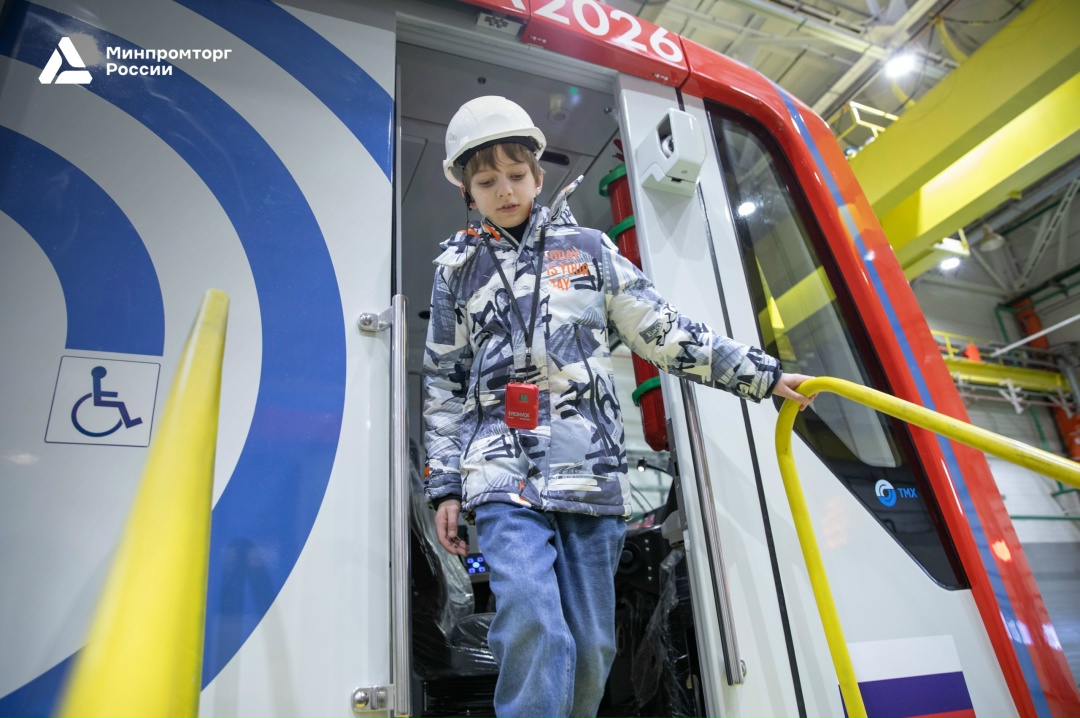 Статс-секретарь - замглавы Минпромторга России Роман Чекушов принял участие в благотворительной акции «Ёлка желаний»: