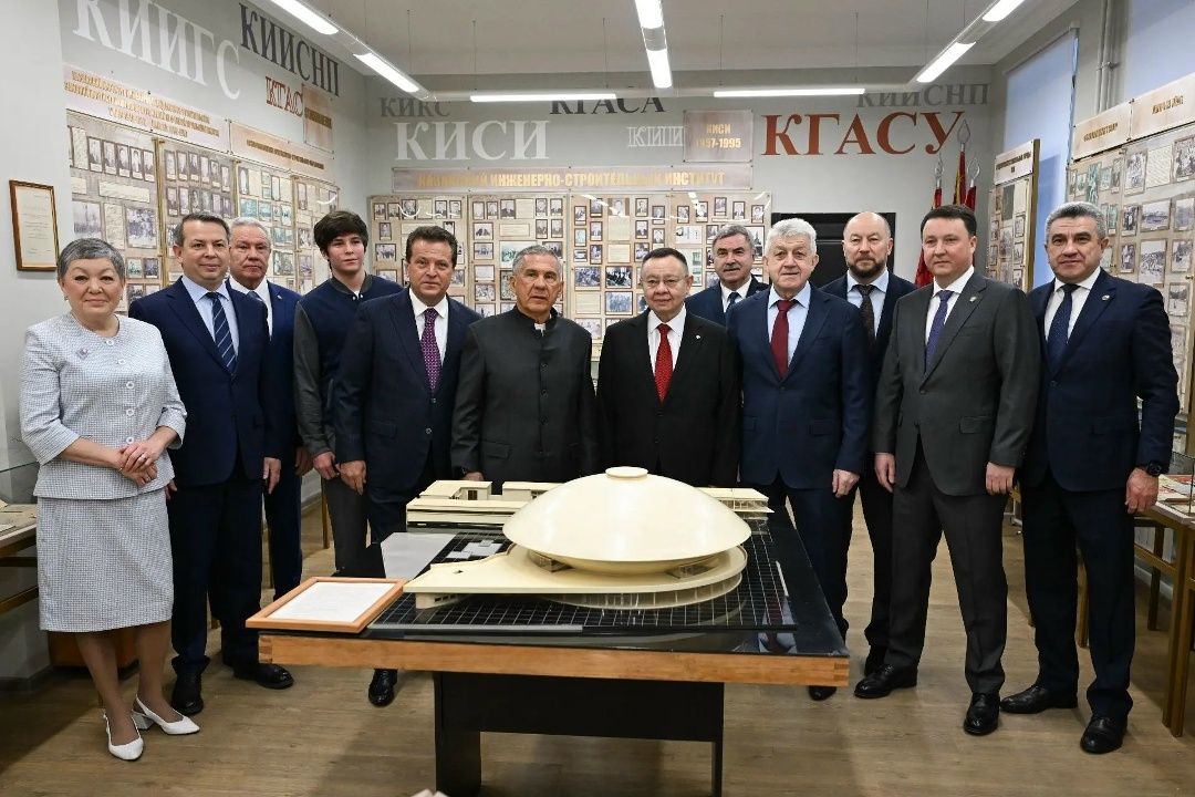 Глава Минстроя России Ирек Файзуллин в ходе рабочей поездки в Татарстан совместно с Раисом Республики Рустамом Миннихановым посетил Казанский государственный…