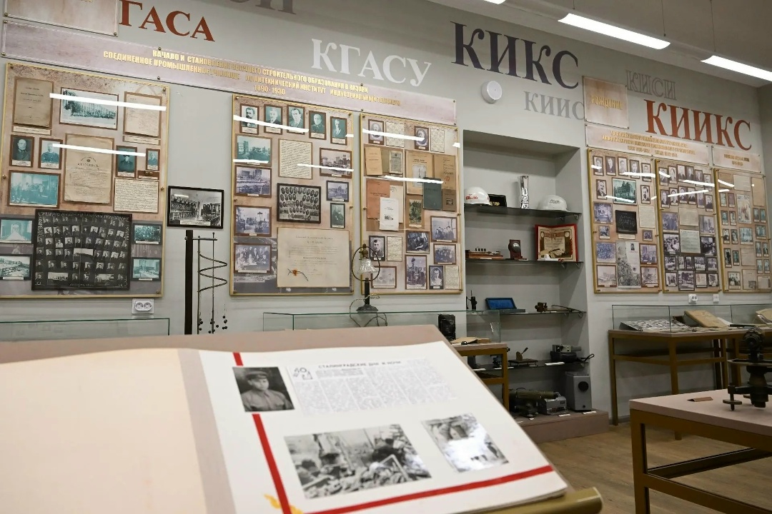 Глава Минстроя России Ирек Файзуллин в ходе рабочей поездки в Татарстан совместно с Раисом Республики Рустамом Миннихановым посетил Казанский государственный…