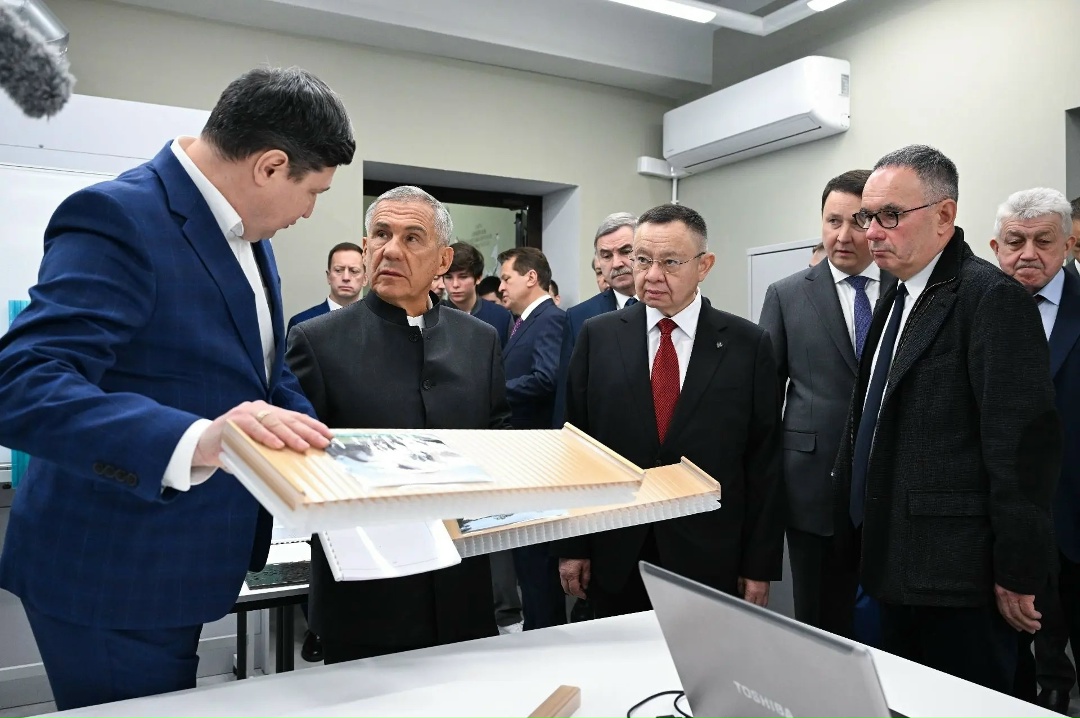 Глава Минстроя России Ирек Файзуллин в ходе рабочей поездки в Татарстан совместно с Раисом Республики Рустамом Миннихановым посетил Казанский государственный…