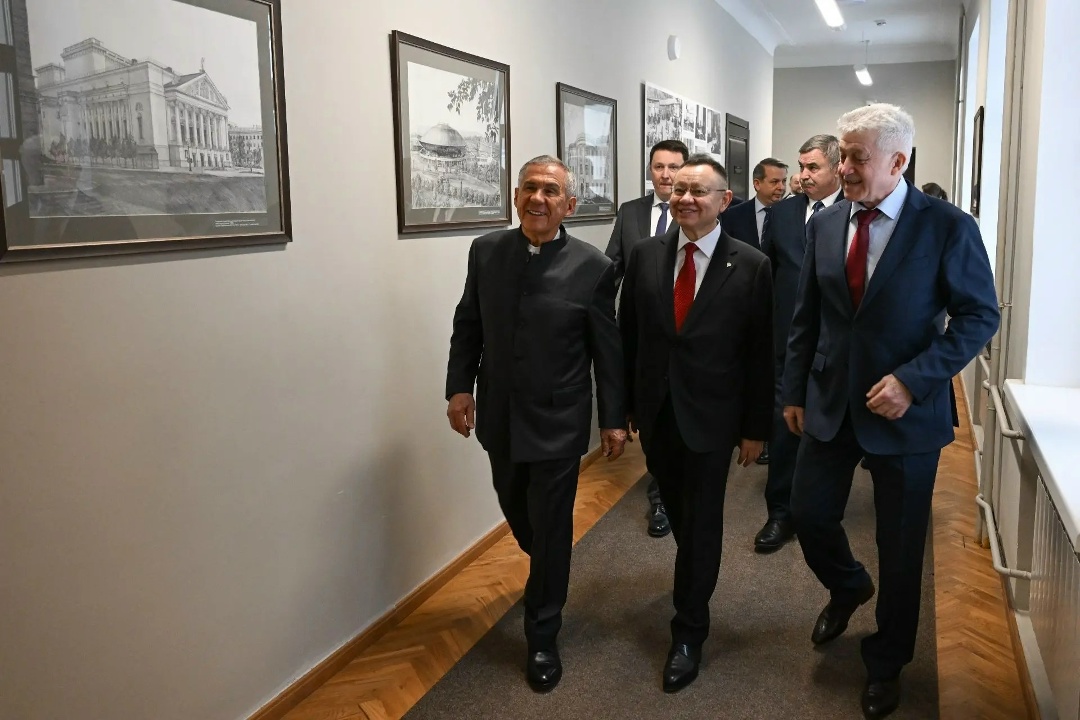 Глава Минстроя России Ирек Файзуллин в ходе рабочей поездки в Татарстан совместно с Раисом Республики Рустамом Миннихановым посетил Казанский государственный…